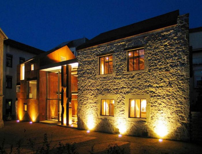 Jakobmemenate Braunschweig GER, partial reconstruction of a 800 year old building, Corten steel 2006, night view